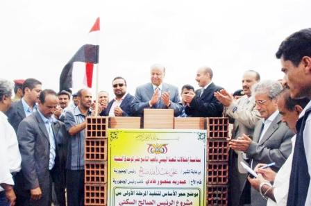 نائب الرئيس اثناء وضع حجر الأساس لعدد من المشاريع في محافظة أبين أمس